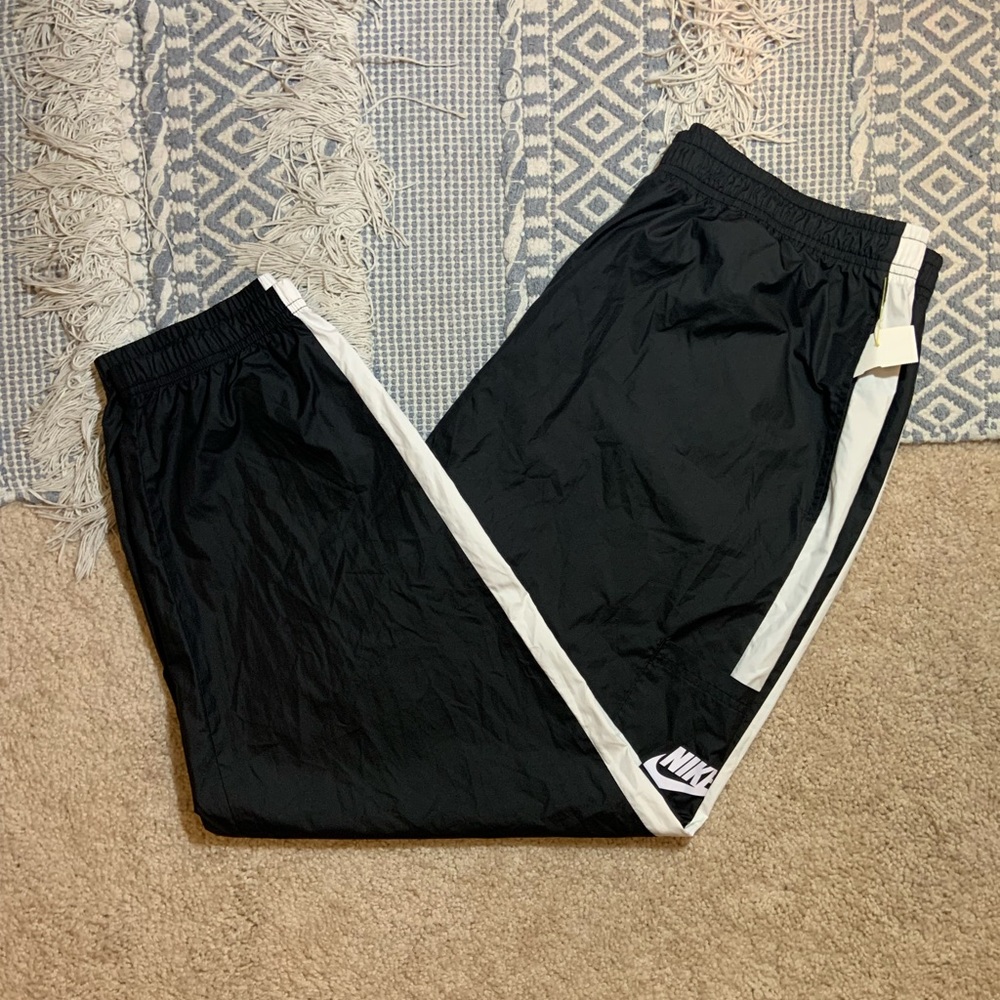 Men’s Extra Large Nike Three Pocket Windbreaker Jogger Sweatpants Black White